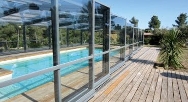 Pourquoi choisir un abri de piscine en verre ?